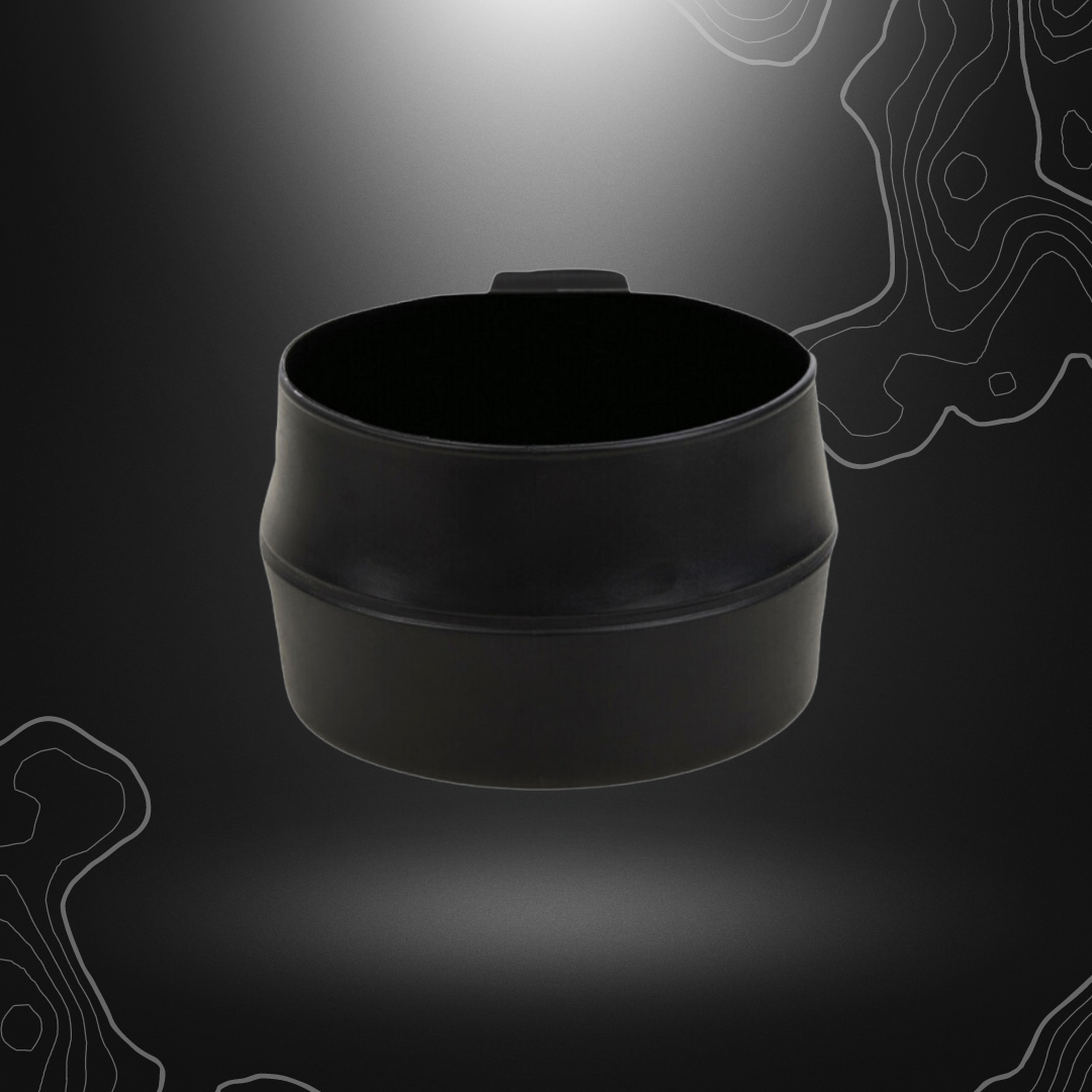 La tasse pliante Fold-A-Cup® de 600ml en noir de Wildo®, en élastomère thermoplastique, légère et compacte, sans BPA et fabriquée de manière écologique