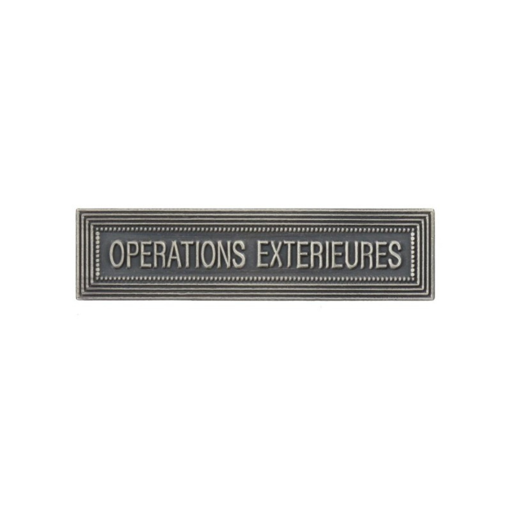 Assortiment d'agrafes militaires pour uniformes