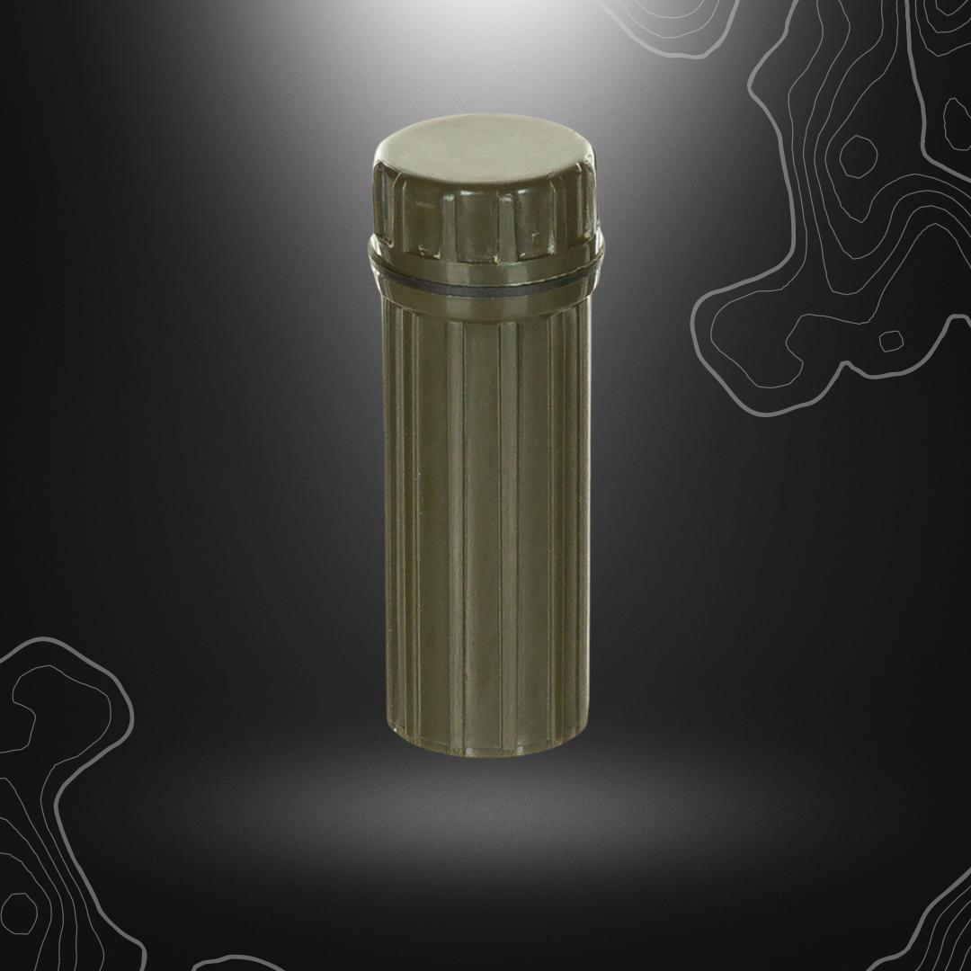 Boîte étanche pour allumettes de couleur vert olive MFH avec bouchon à vis, miroir intégré et allume-feu, contenant une ligne de pêche et un hameçon, dimensions