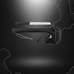 Hache de survie MFH avec manche noir en nylon, lame noircie en inox, couteau intégré et étui, parfaite pour couper des branches et d'autres activités de plein air.