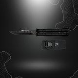 Couteau papillon noir de la marque espagnole K25 avec une lame de 103mm en acier inoxydable revêtue de titane, décorée de motifs géométriques et le logo K25,