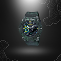 Montre G-Shock GA-2200MFR-3AER vert de Casio avec un design mystérieux et une finition unique rappelant des volutes de peinture verte, jaune, brune et orange