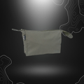 Alt tag pour une trousse de toilette BW vert olive de Mil-Tec, en polyester, avec fermeture à zip et divers compartiments intérieurs, aérée par des trous sur le côté, mesurant 24