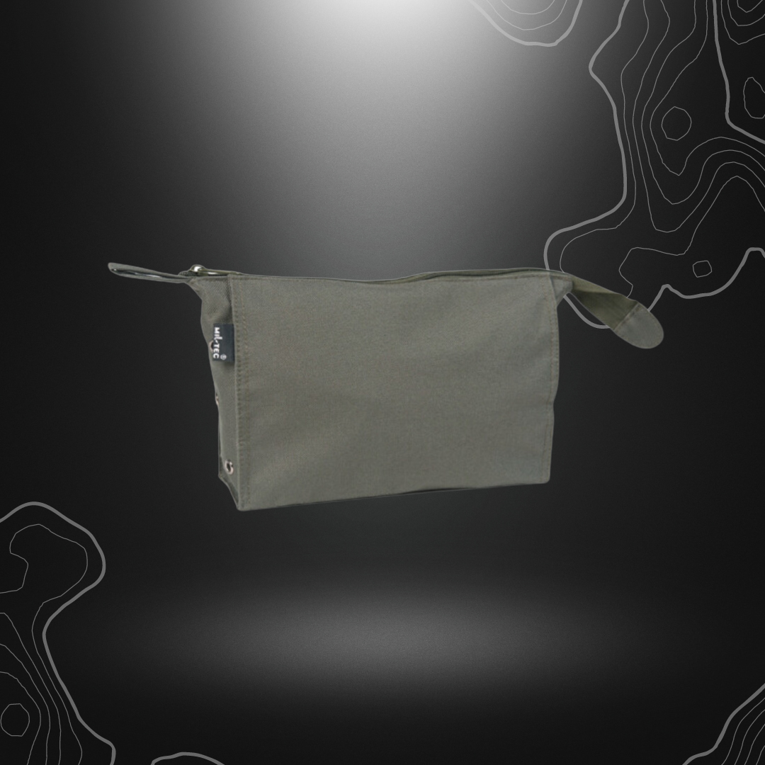 Alt tag pour une trousse de toilette BW vert olive de Mil-Tec, en polyester, avec fermeture à zip et divers compartiments intérieurs, aérée par des trous sur le côté, mesurant 24