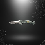 Image d'un couteau pliant SWAT Res-Q de la gamme Magnum par Böker avec lame ondulée en acier inox, manche en aluminium gris-vert texturé et équipements d'urgence inté