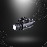 Robuste lampe tactique pour arme de poing WL13 de Nextorch avec éclairage blanc de 1300 lumens, montage sur rail picatinny et alimentation via piles ou batteries rechargeables.