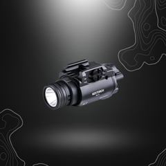 Robuste lampe tactique pour arme de poing WL13 de Nextorch avec éclairage blanc de 1300 lumens, montage sur rail picatinny et alimentation via piles ou batteries rechargeables.