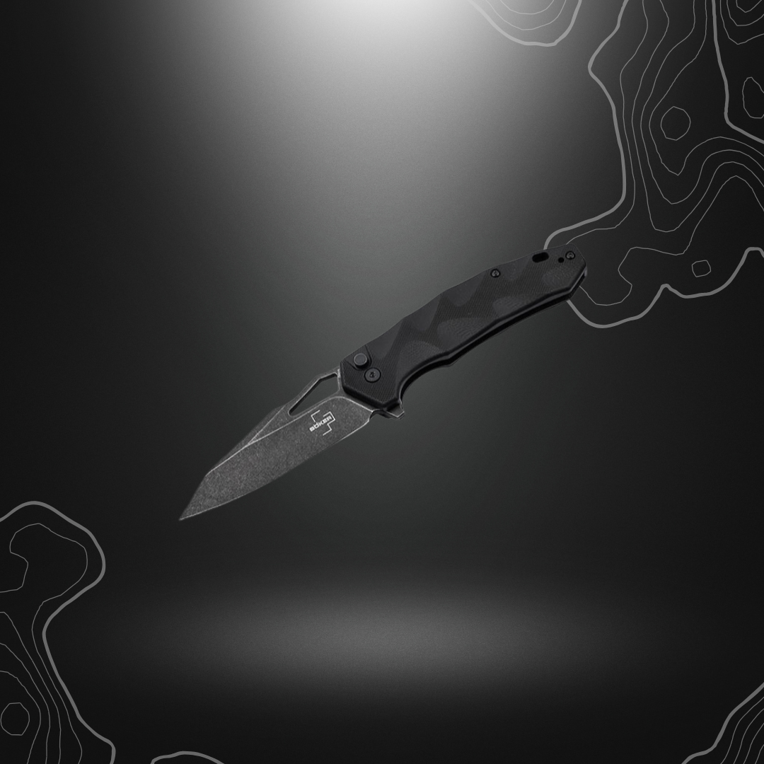 Un couteau pliant noir Boker Plus 01BO636 avec une lame en acier Nitro-V, un manche en G10 noir, un mécanisme de verrouillage Button Lock et un design par Alessandra De