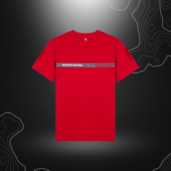 Logo GK SAFETEK® sur un T-shirt rouge de sécurité incendie avec inscription blanche, en coton 100% OEKOTEX, disponible en tailles XS à 5XL