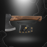 Hache Viking MFH avec tête noircie en inox, manche en bois de frêne et fourreau en cuir, longueur totale de 28.5 cm et poids de 720 g