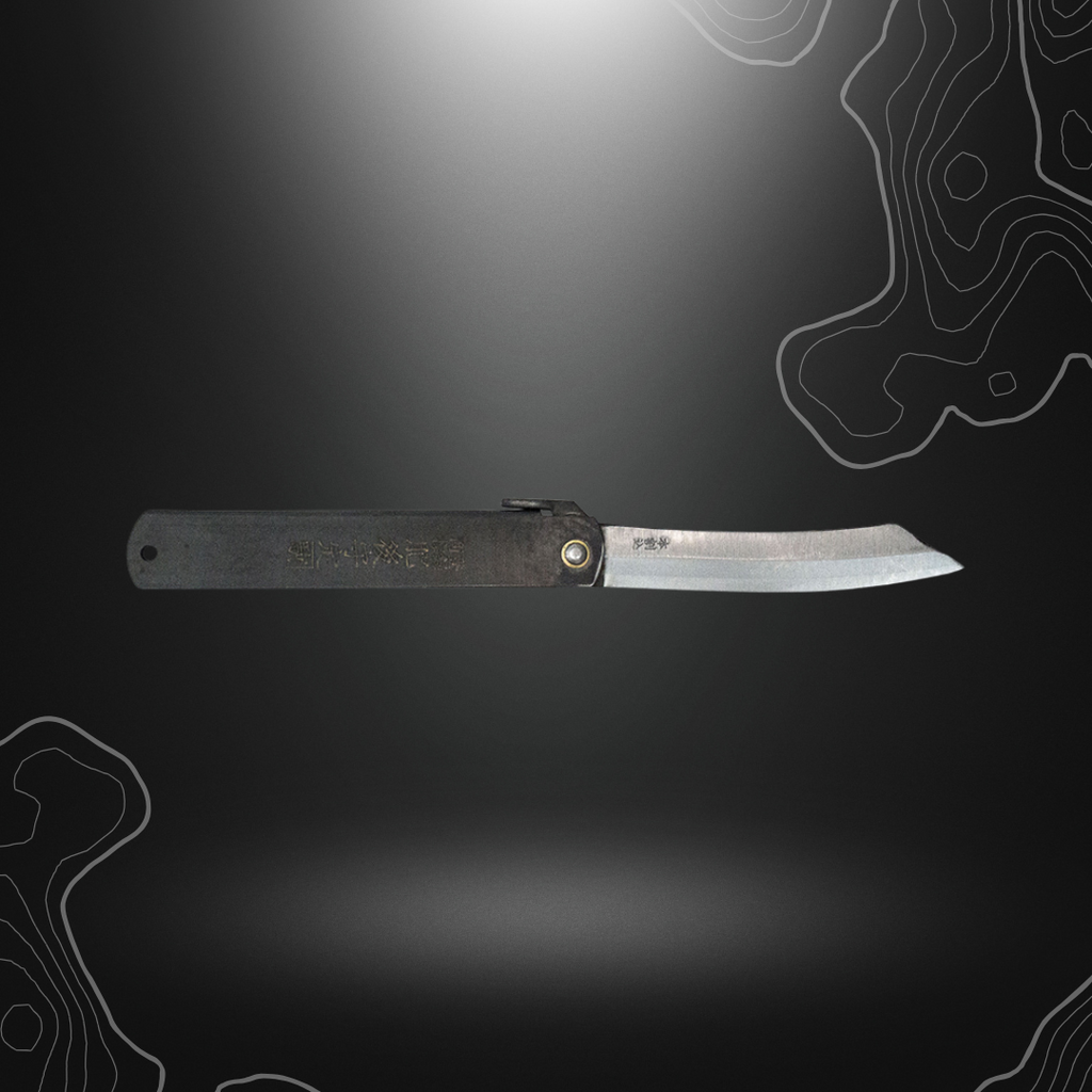 Couteau pliant Higonokami par Kanetsune avec lame en acier SK-5 et manche en acier noir orné de motifs japonais