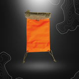 Poche de marque Tasmanian Tiger avec drapeau orange déroulable, utilisable pour signaler une zone ou en appui feu, compatible avec système MOLLE, dimensions 20x4x4cm, poids