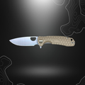 Grande lame de couteau pliant Honey Badger Flipper avec ajour stylisé et manche robuste en alliage nid d'abeille.