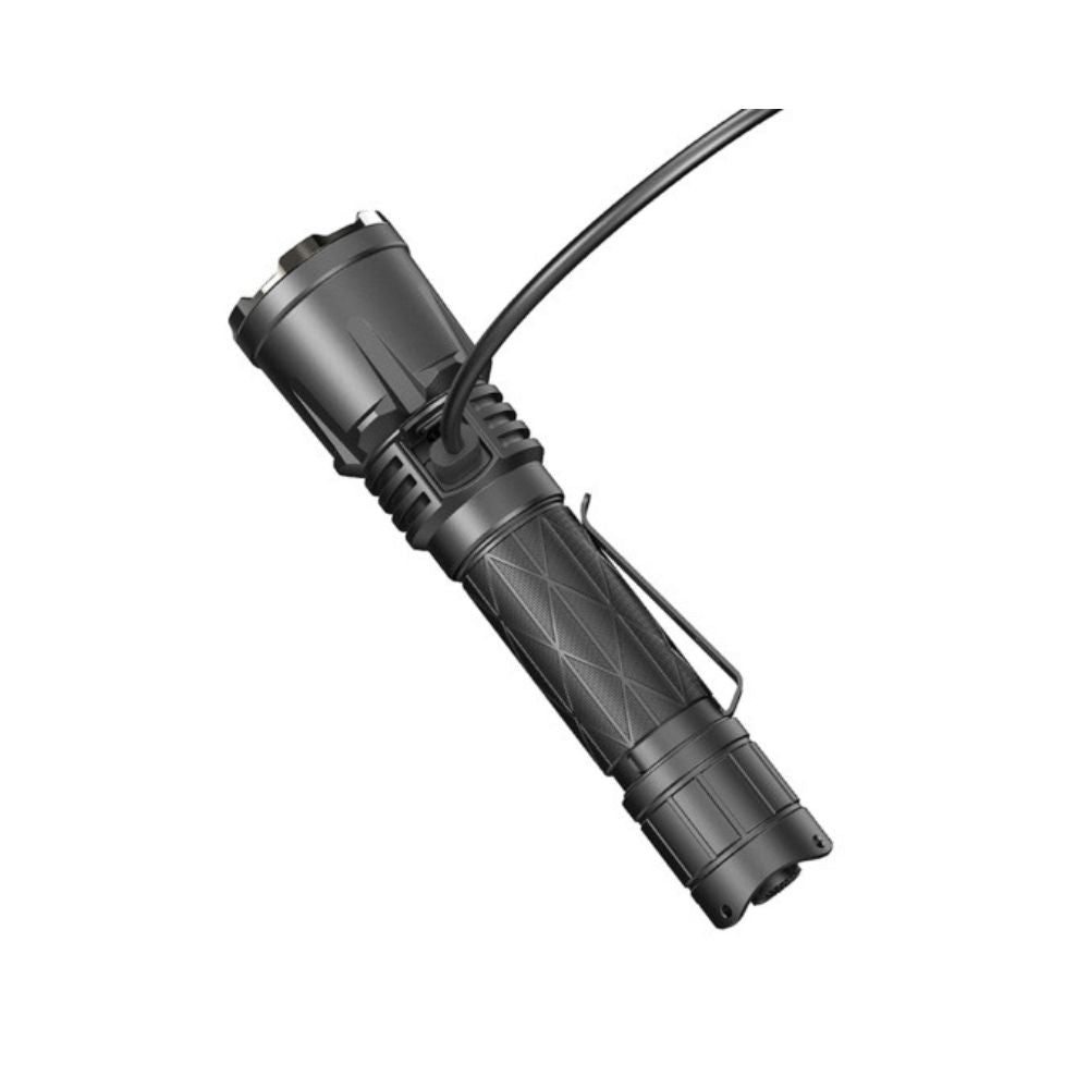 Klarus XT21X PRO 4400 Lumens lampe tactique rechargeable noire avec prise USB-C intégrée, cinq intensités lumineuses et étanchéité IPX-8.